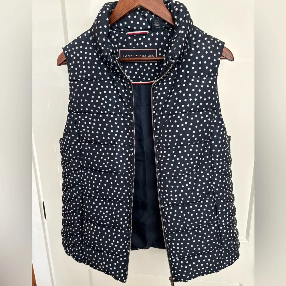 NEW WOMENS TOMMY HILFIGER NAVY BLUE AND WHITE POLKA DOT PUFFER VEST SZ L - Picture 1 of 15